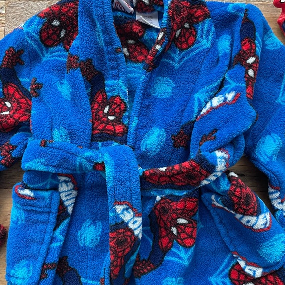 SPIDER-MAN Bathrobe and Bonus Action Figure 🕷️ - Picture 2 of 7